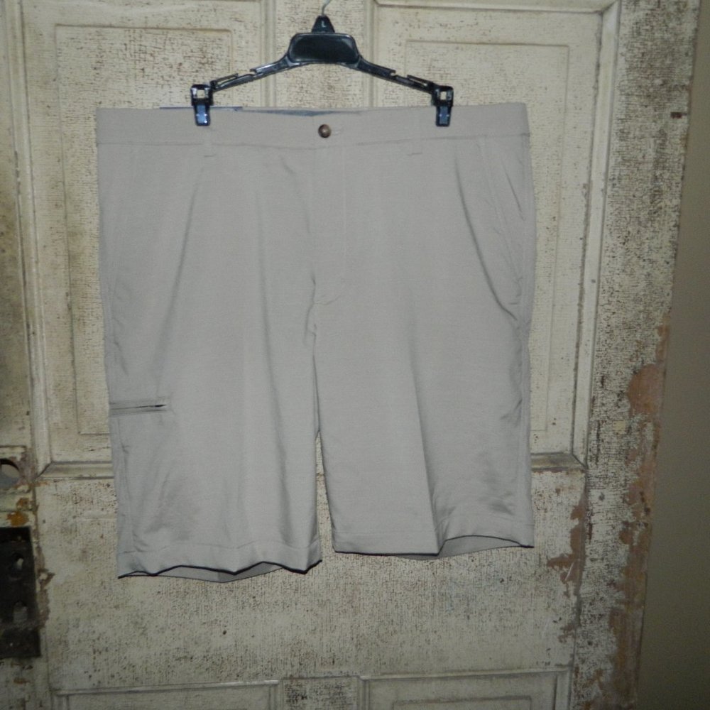 Greg Norman Moisture Wicking Performance Golf Shorts Size 38 (G-29)